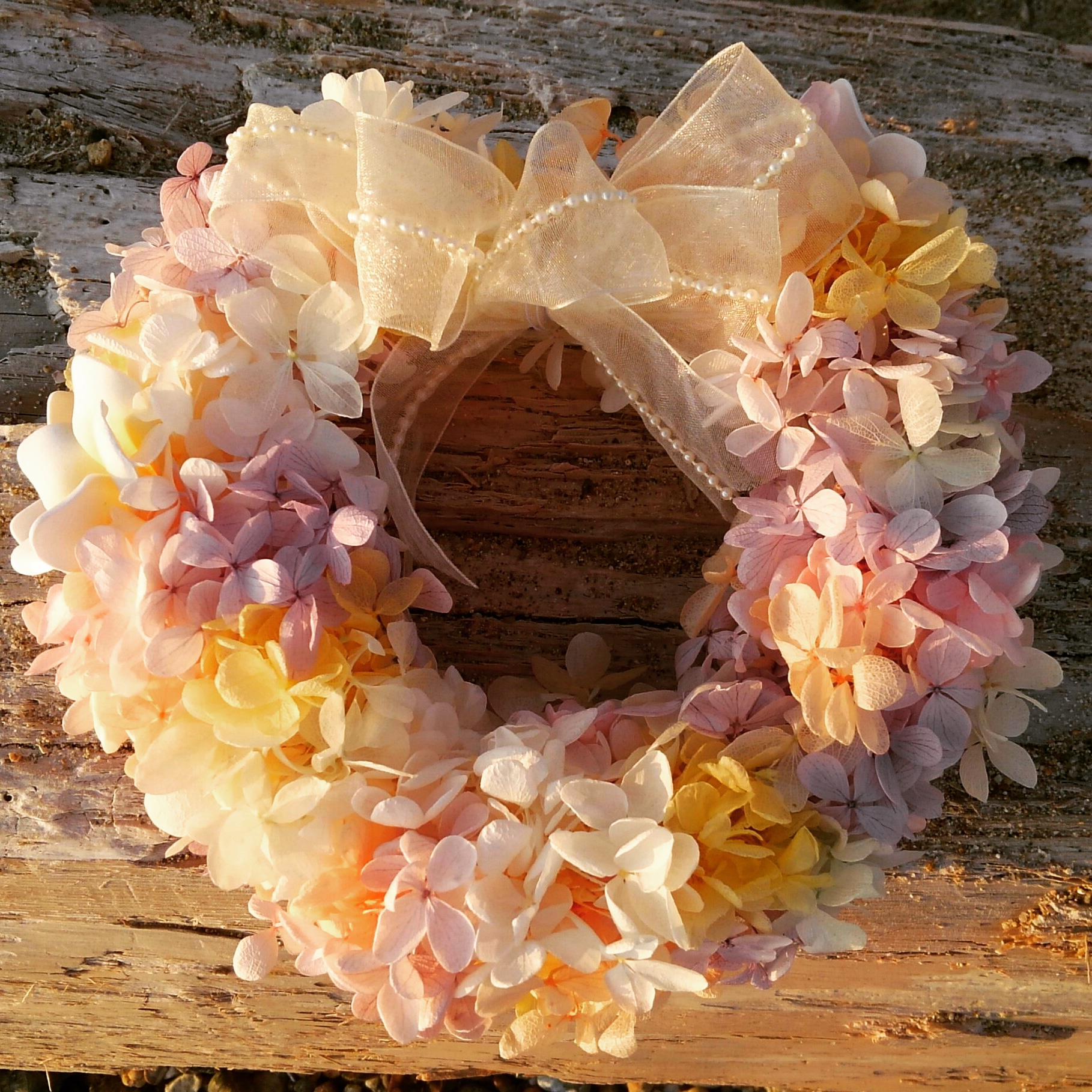 虹色のレイ編みリース。ハワイアンstyleで作成しました。