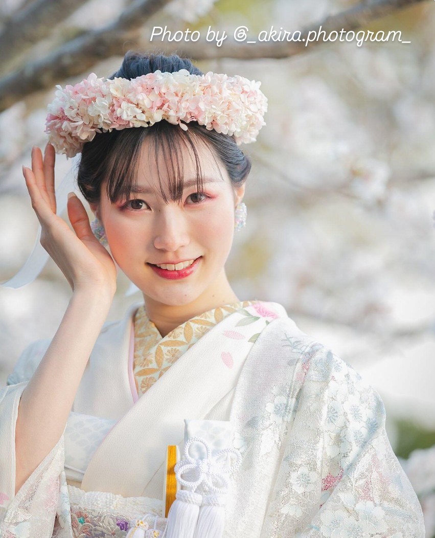 桜の季節に桜の木の下で桜の花冠を付けて下さった素敵なショット。和装にも相性が良く、春の希望を表す花冠。