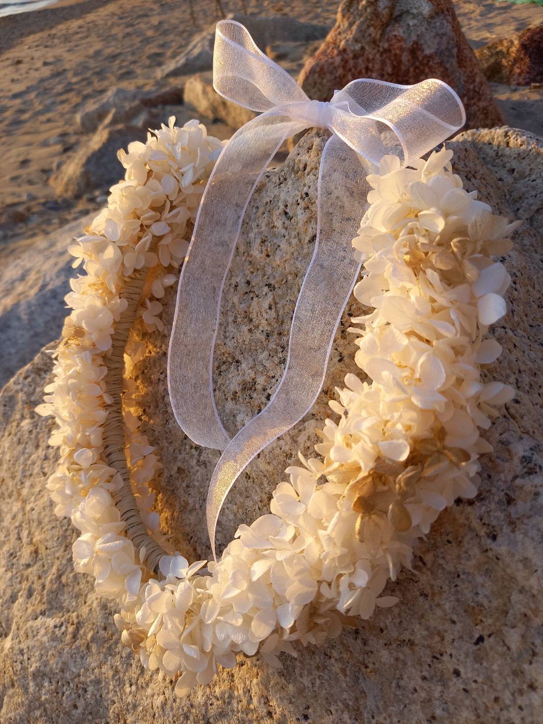 白とゴールドの花冠。サンセットに照らされて輝いています✨