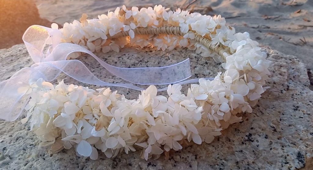 【next stage～新たな扉を開くとき】というタイトルの花冠。白とゴールドで新たなスタートを祝福するハワイアンstyleの花冠。