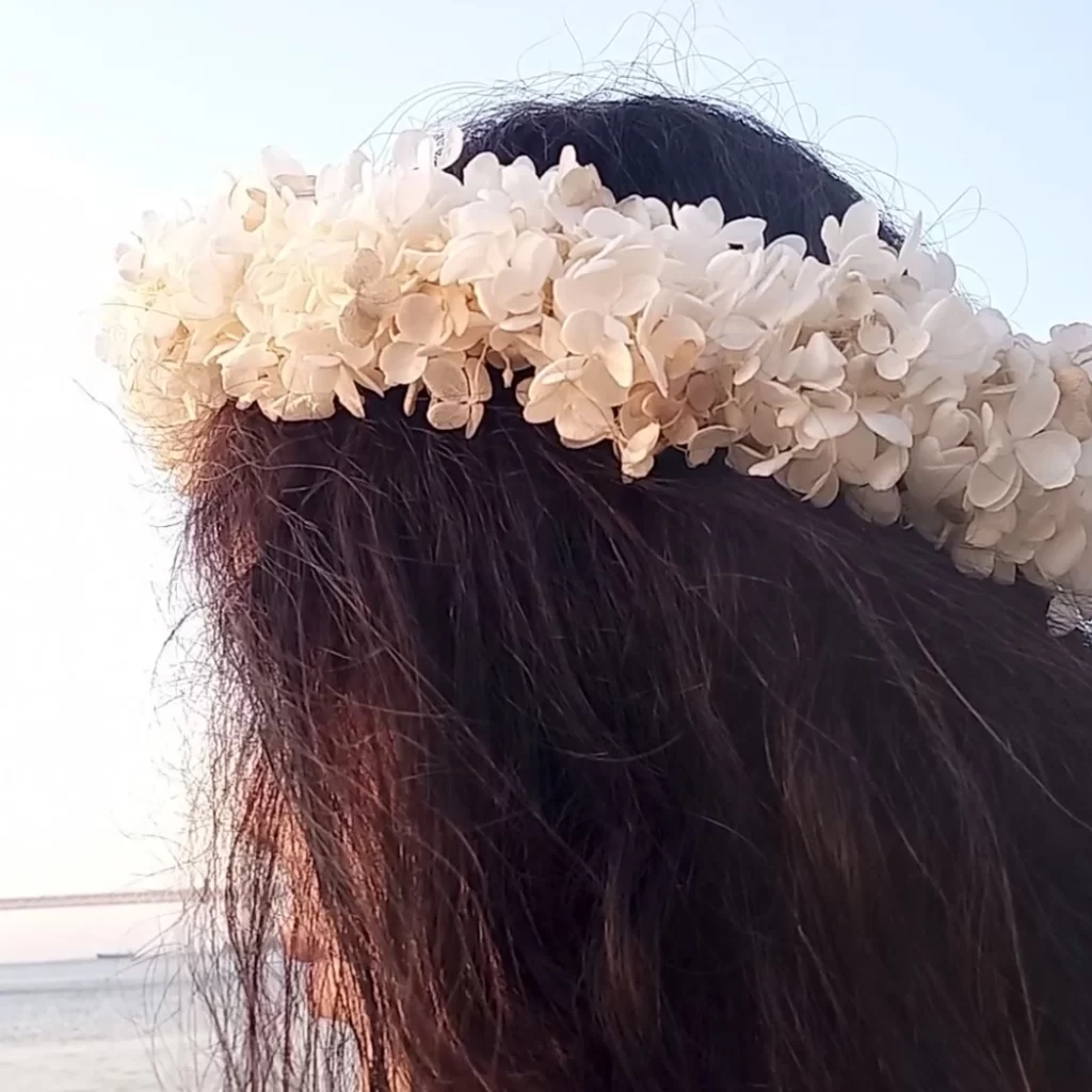 【next stage～新たな扉を開くとき】花冠を装着している。2025年11月11日に生まれた作品。