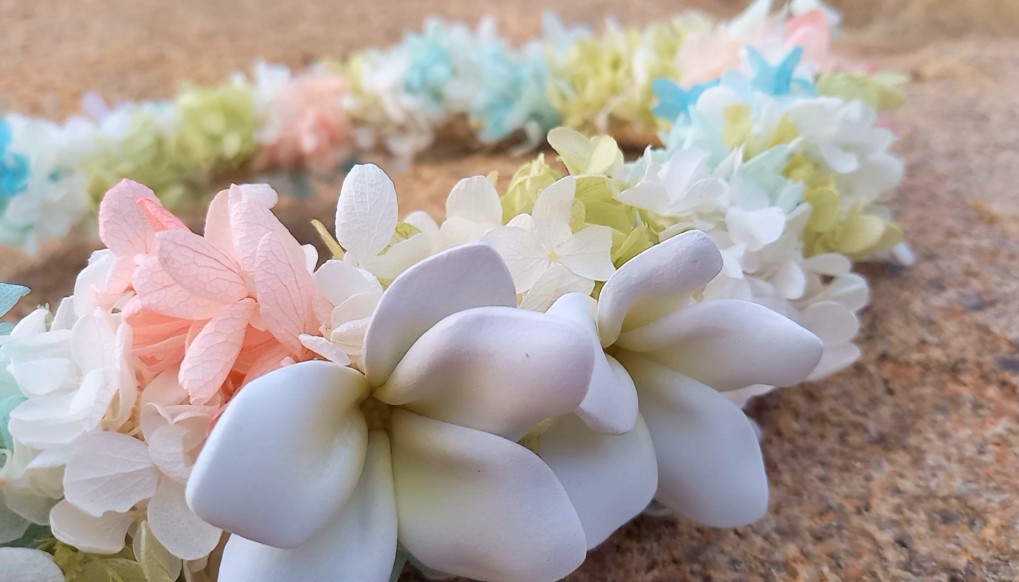 【楽園～あなたと共に歩む道～】花冠のレイ。2つのプルメリアが象徴。