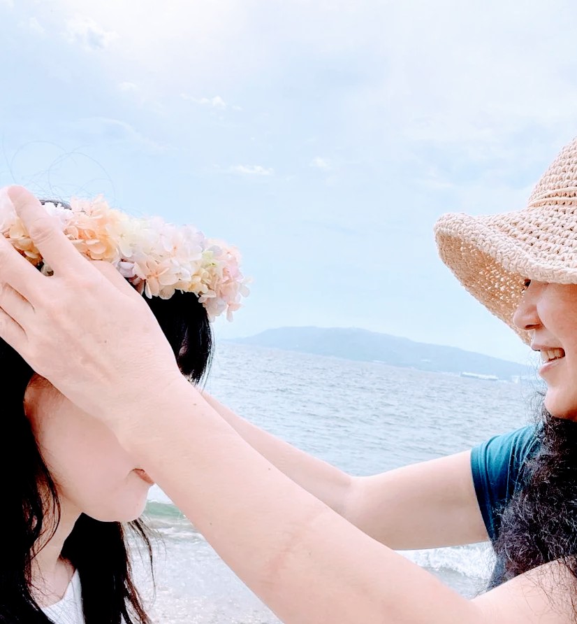 浜辺で祝福の花冠の戴冠式