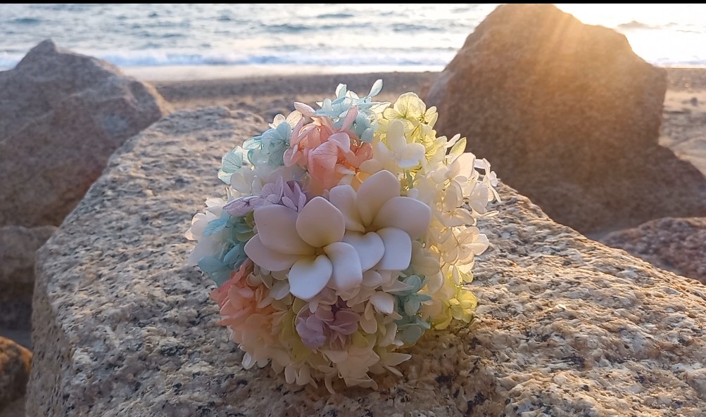 新作【楽園～あなたと共に歩む道～】花冠の花材と2つのプルメリア。